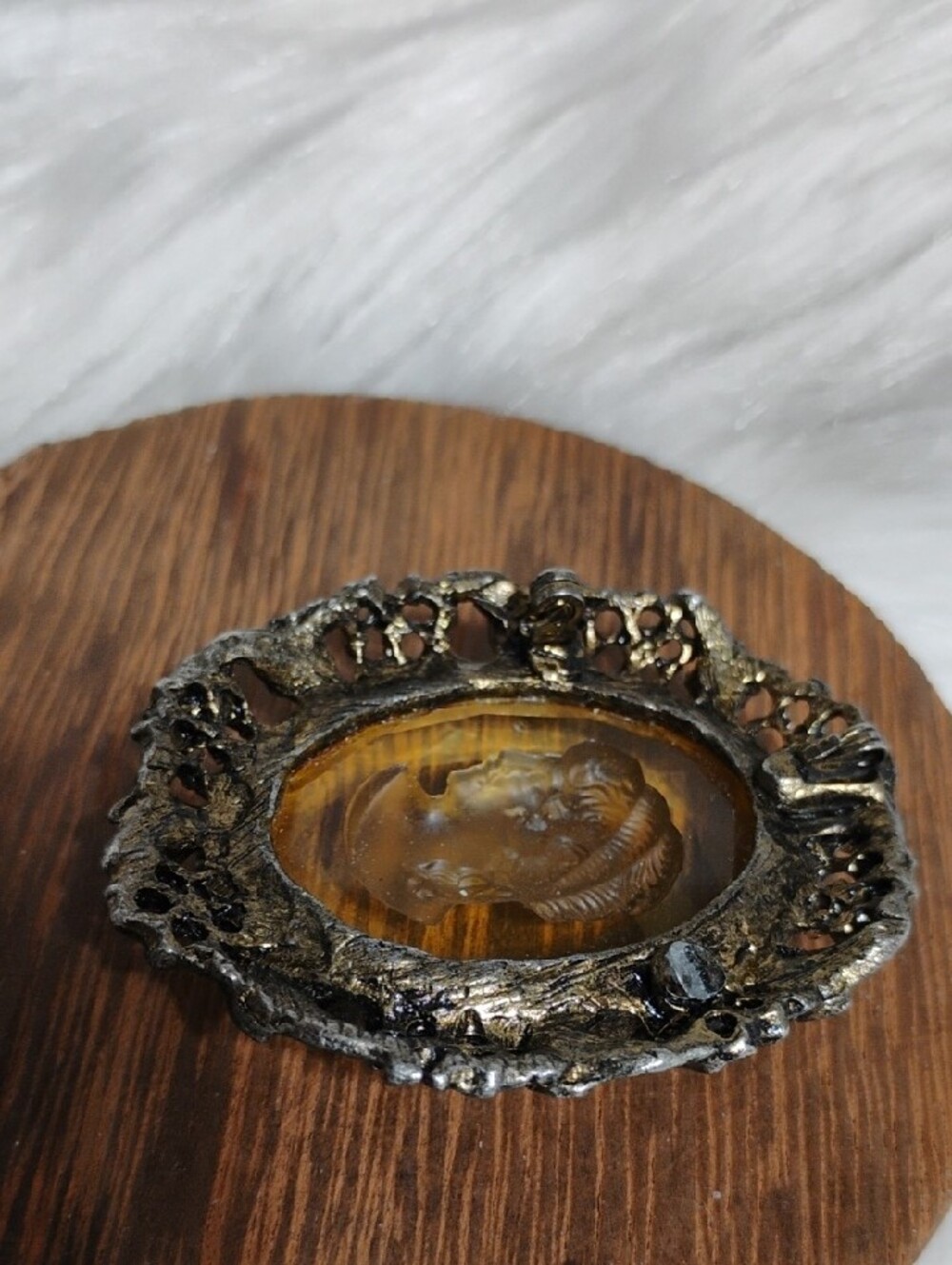SALE! Antique Yellow Glass Cameo Brooch/Pendant - Picture 4 of 11